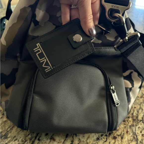 Camo Tumi duffel travel bag - Picture 6 of 8